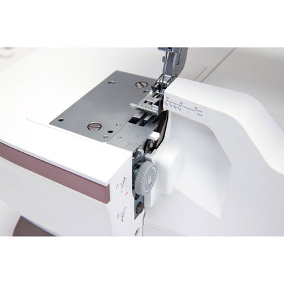 HUSQVARNA® VIKING® AMBER™ Air S | 500 Coverlock Machine